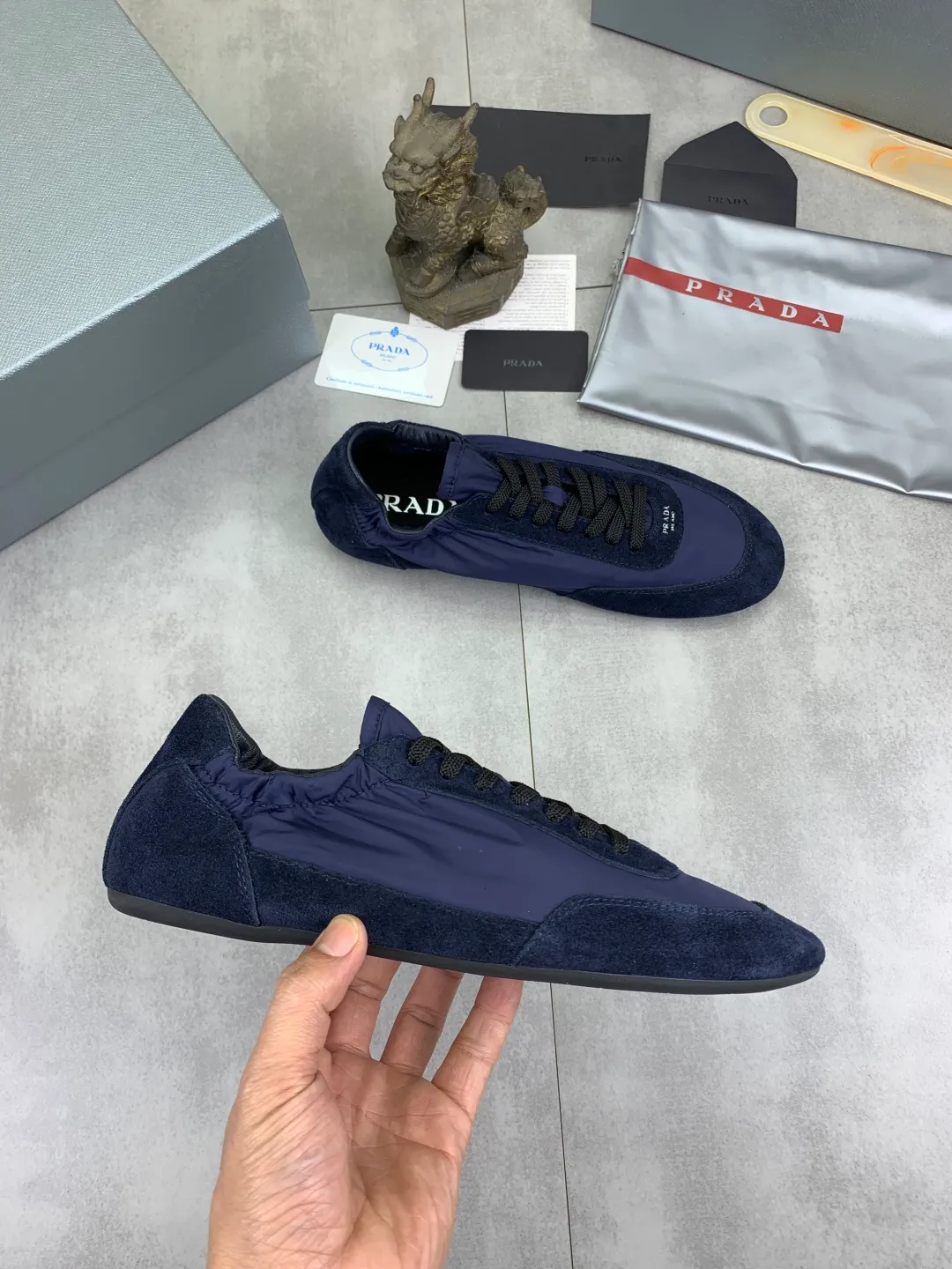 Men's shoes 💰P500💰【New style】hot style is on the official website, 🆘 Trendy brand (Prada) mainly promotes hot style, avant-garde and versatile fashion men's shoes private version mold opening, cowhide surface splicing 1:1 replica... fashionable and simple, original imported cowhide lining cowhide feet; the atmosphere and personality are more fashionable, eye-catching and pursuing class. It will subvert the old idea and be a must-have for fashion trendsetters with you! Must keep it for yourself! Tall and comfortable, large and low, high-end quality workmanship. Size: 38-44; 6️⃣colors available.